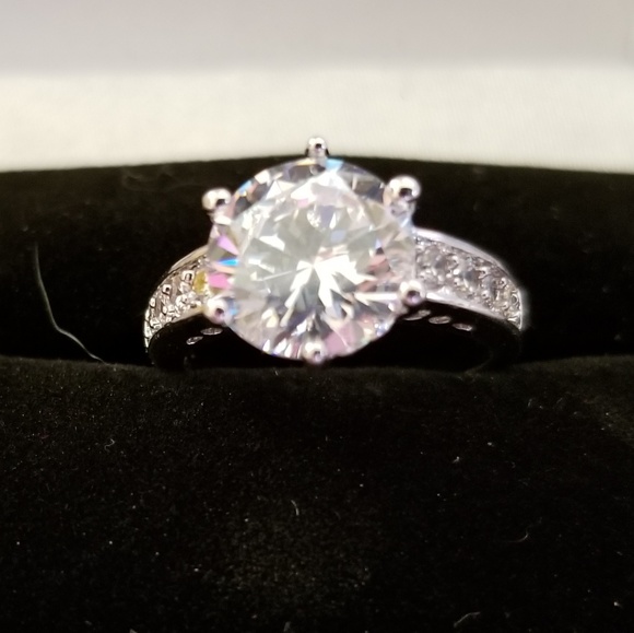 DIAMOND ENGAGEMENT RING - Picture 2 of 4